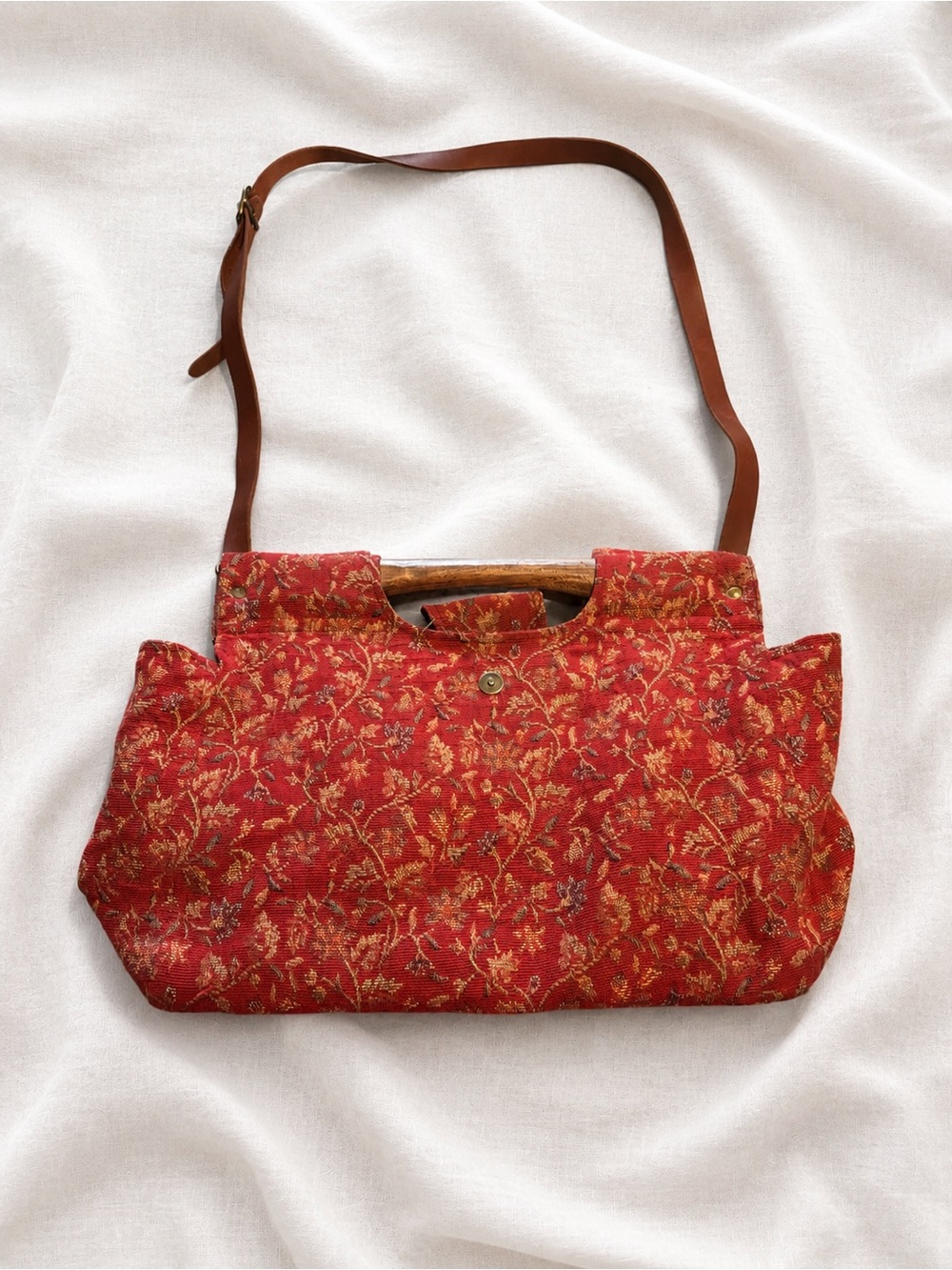 Vintage-Inspired Red Floral Shoulder Bag with Leather Strap - Picture 2 of 4